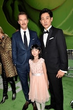 「グリンチ」ワールドプレミアにて、左からベネディクト・カンバーバッチ、横溝菜帆、大泉洋。