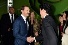 「グリンチ」ワールドプレミアにて、握手を交わすベネディクト・カンバーバッチ（左）と大泉洋（右）。