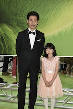 左から大泉洋、横溝菜帆。