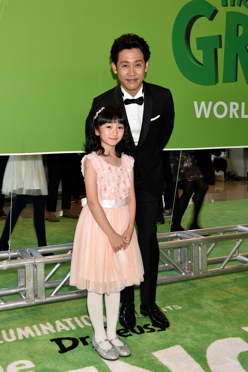 左から横溝菜帆、大泉洋。