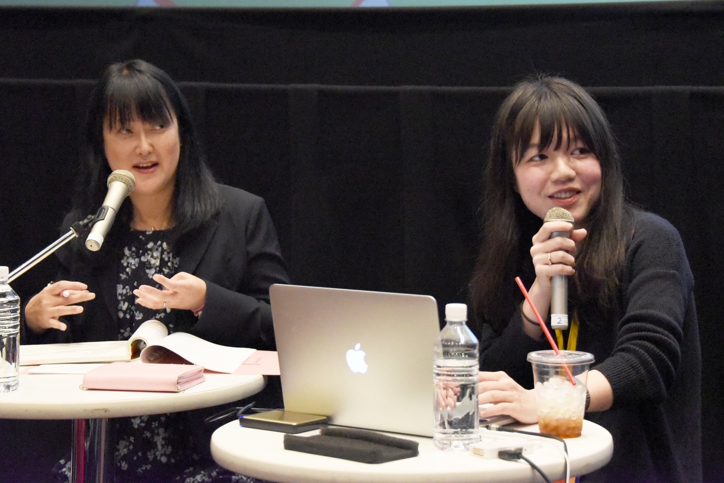 トークイベント 「アニメーション作家じゃなくてギャルって呼んで」に登壇した冠木佐和子（右）。
