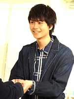 ファンと握手する多和田任益。