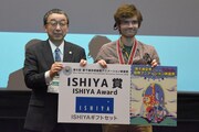ISHIYA賞を受賞したルイス・モートン（右）。
