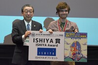 ISHIYA賞を受賞したルイス・モートン（右）。