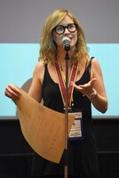 外務大臣賞を受賞したモス・スタジオのマリー＝マルゴ・ツァキリ＝スキャナトヴィッツ。