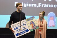 長編グランプリを受賞したマーク・ジェイムス・ロエルズ（左）、 エマ・ドゥ・スワーフ（右）。