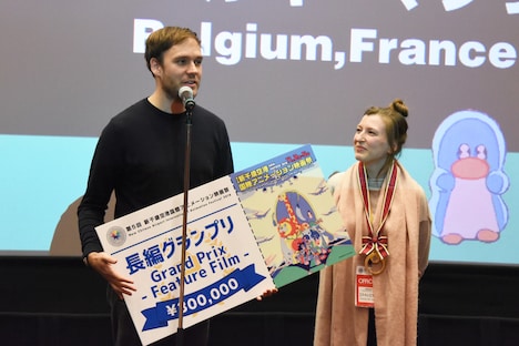 長編グランプリを受賞したマーク・ジェイムス・ロエルズ（左）、 エマ・ドゥ・スワーフ（右）。