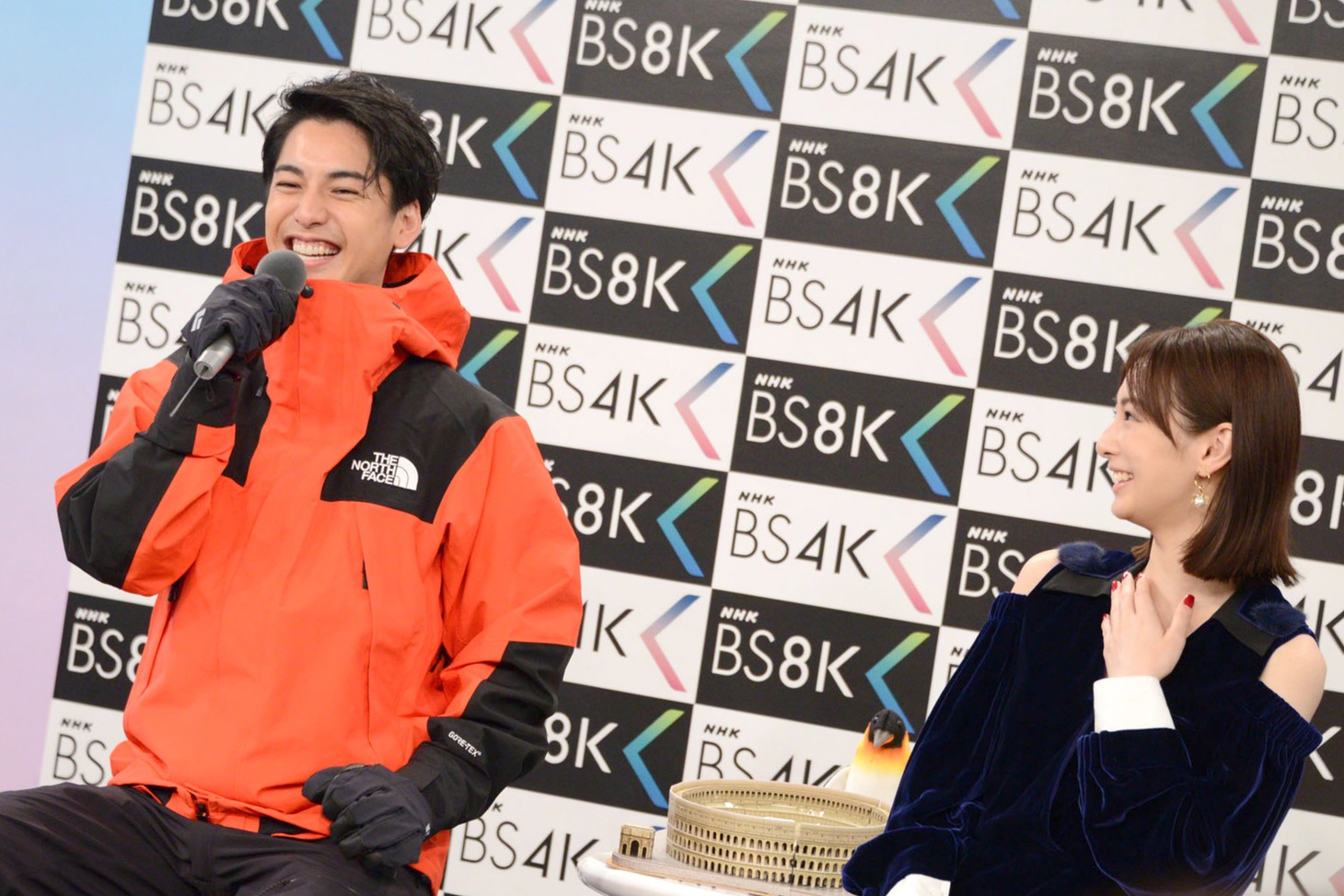 北川景子（右）の美貌を称える大野拓朗（左）。