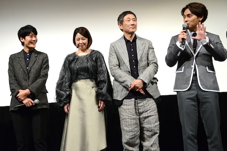 役作りについて話す柳楽優弥（右）と、笑顔を見せる広瀬奈々子（左）。