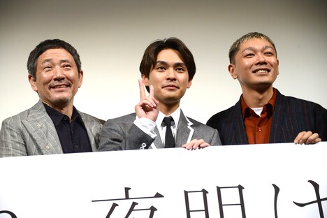 左から小林薫、柳楽優弥、YOUNG DAIS。