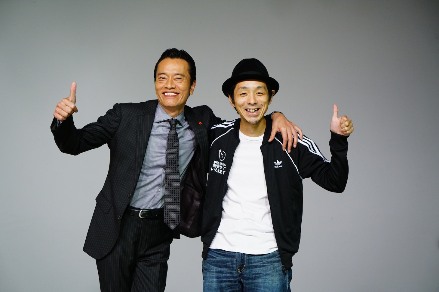左から遠藤憲一、宮藤官九郎。ヘアメイク / 南里真衣　スタイリング / 伊藤美恵子（遠藤憲一）、 ChiyO［CORAZON］（宮藤官九郎）