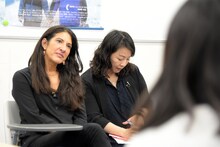 生徒の話に耳を傾けるレイチェル・ドレッツィン（左）。