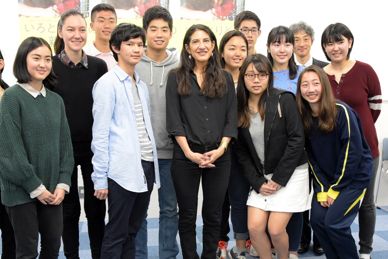 「いろとりどりの親子」監督来日、高校生とアイデンティティについて討論