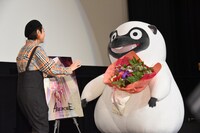 小清水亜美に渡すための花束をガリバーから受け取る三瓶由布子（左）。