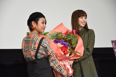 小清水亜美（右）に花束を手渡す三瓶由布子（左）。