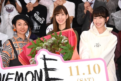 「ANEMONE／交響詩篇エウレカセブン ハイエボリューション」完成披露試写会の様子。左から三瓶由布子、小清水亜美、名塚佳織。