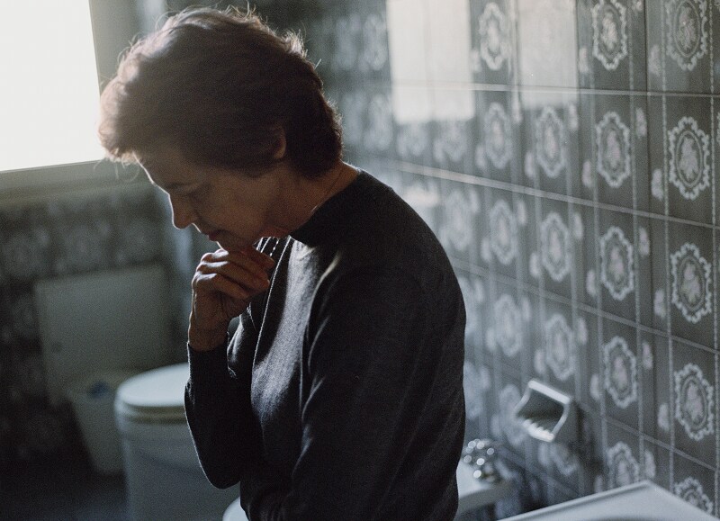 シャーロット・ランプリングがトイレで号泣する「ともしび」本編映像