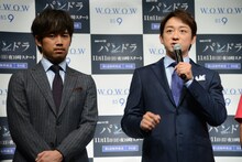 左から三浦貴大、山本耕史。