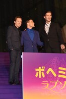 左からジョゼフ・マッゼロ、ラミ・マレック、グウィリム・リー。