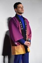 法被を着たラミ・マレック。