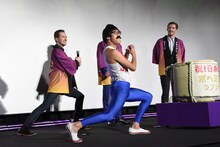 ひょっこりはん（手前）のポーズをまねするジョゼフ・マッゼロ（左奥）。