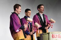 鏡開き前のキャストたち。