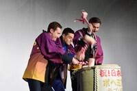 鏡開きをするキャストたち。