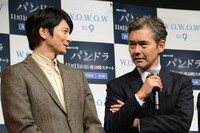 左から向井理、渡部篤郎。