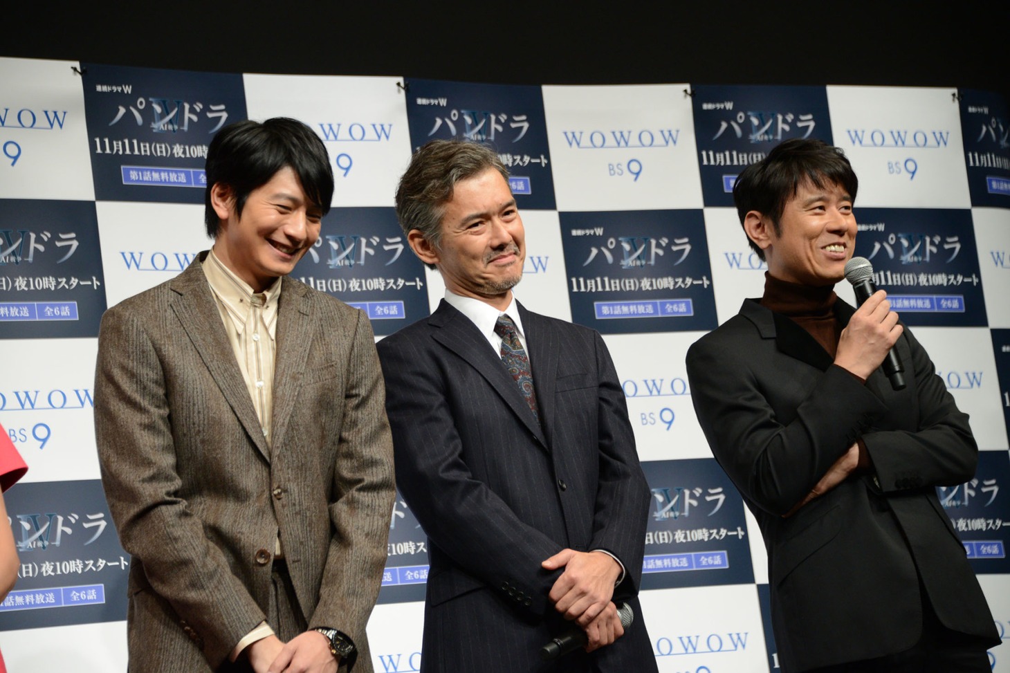 左から向井理、渡部篤郎、原田泰造。