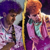 ジョゼフ・マッゼロ演じるジョン・ディーコン（左）、ジョン・ディーコン（右）。