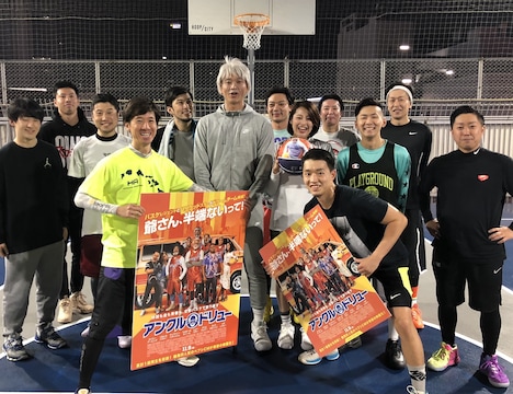 老けメイクをした落合知也とバスケに臨んだ若者たち。