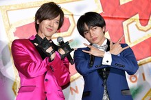 左から“ウィッシュ”のポーズを決めるDAIGO、中島健人。