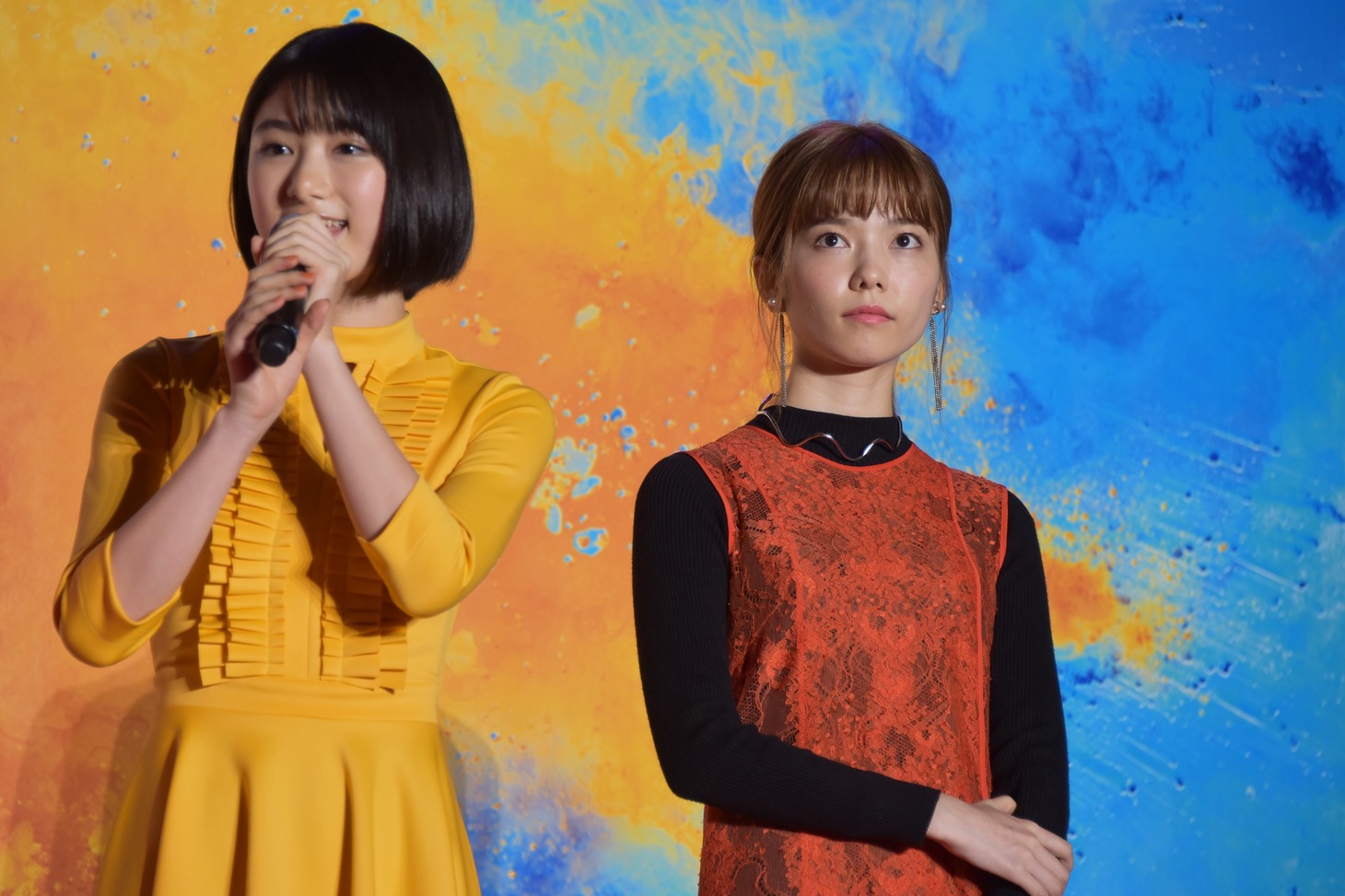 左から池間夏海、島崎遥香。