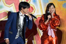 左から「MCD!」と叫ぶ中島健人、照れる中条あやみ。