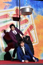 タライを受けた直後の中島健人（手前）と驚いた顔の岸優太（後方）。