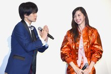 左から中島健人、中条あやみ。