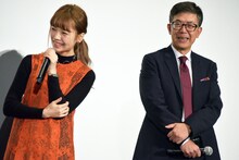 左から島崎遥香、河合勇人。