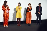 「ニセコイ」完成披露舞台挨拶の様子。