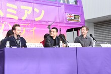 左からジョゼフ・マッゼロ、ラミ・マレック、グウィリム・リー。