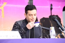 緑茶を飲むラミ・マレック。