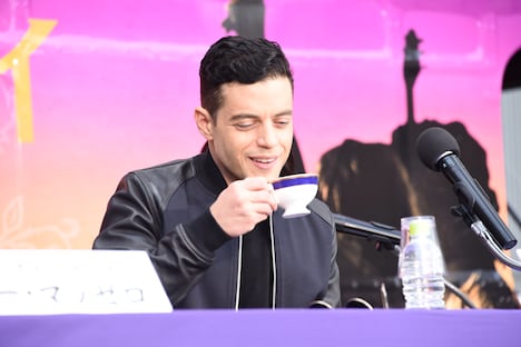 緑茶を飲むラミ・マレック。