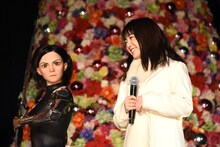 左からアリータのスタチュー、上白石萌音。