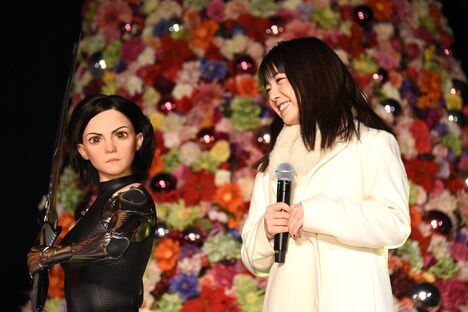 左からアリータのスタチュー、上白石萌音。