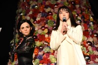 左からアリータのスタチュー、上白石萌音。