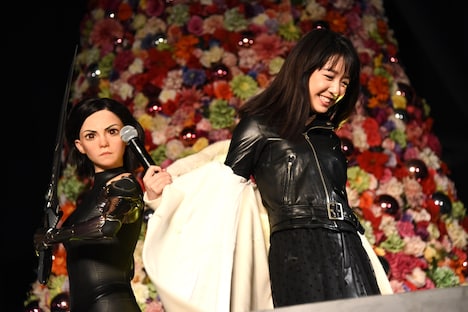 コートを脱ぐ上白石萌音。