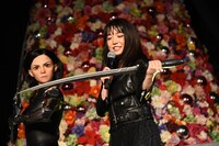 左からアリータのスタチュー、上白石萌音。