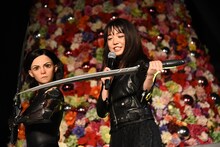 ダマスカスソードに興味津々の上白石萌音。