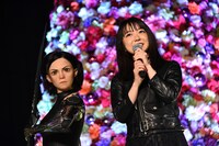 左からアリータのスタチュー、上白石萌音。