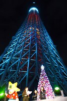 クリスマスカラーに点灯した東京スカイツリー。