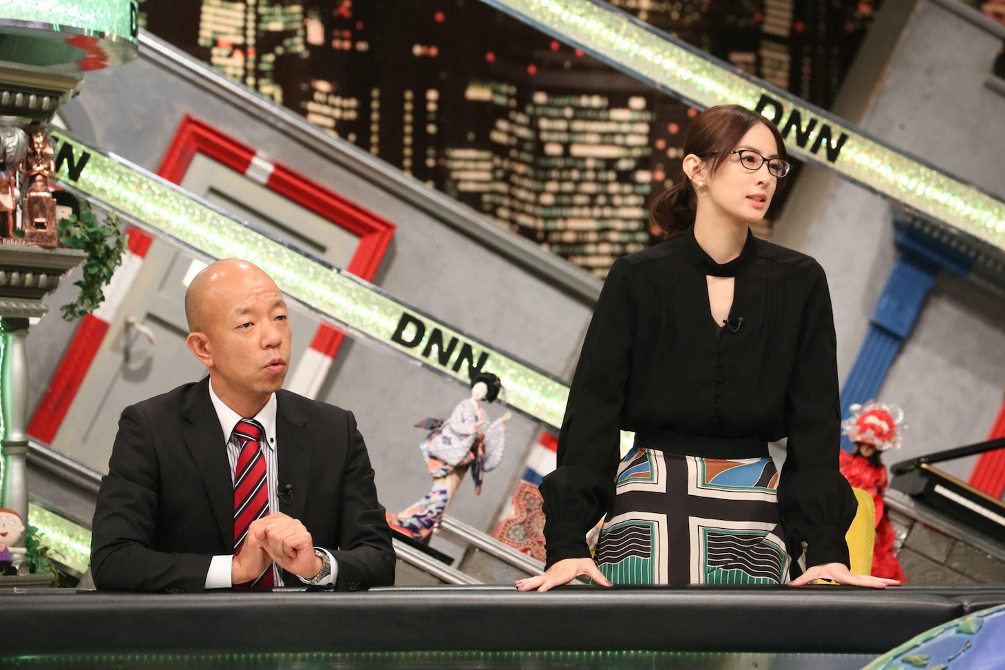 「全力！脱力タイムズ」より、左から小峠英二、北川景子。